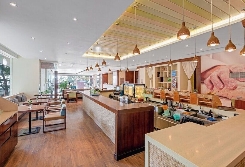 هتل A La Carte Da Nang Beach