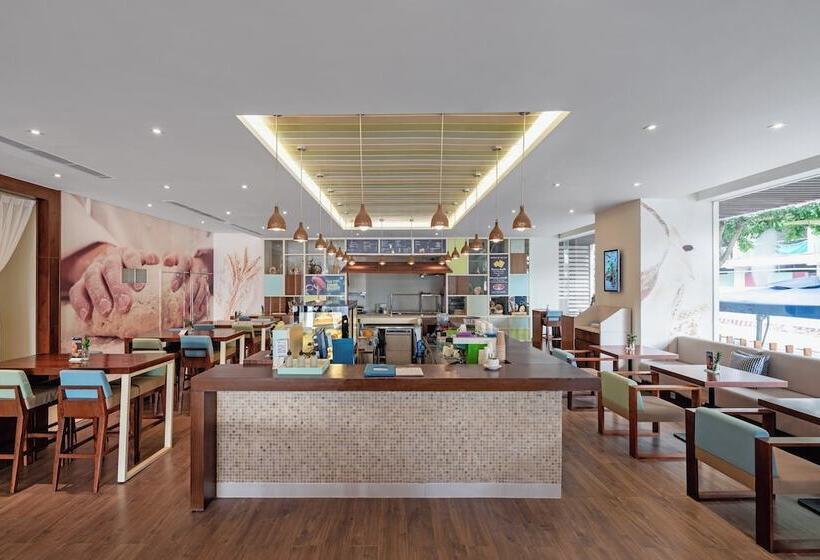 هتل A La Carte Da Nang Beach