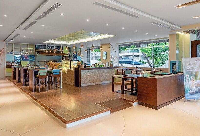 هتل A La Carte Da Nang Beach