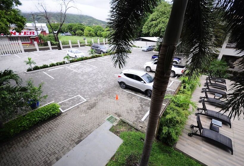 בית מלון כפרי Colono Beach