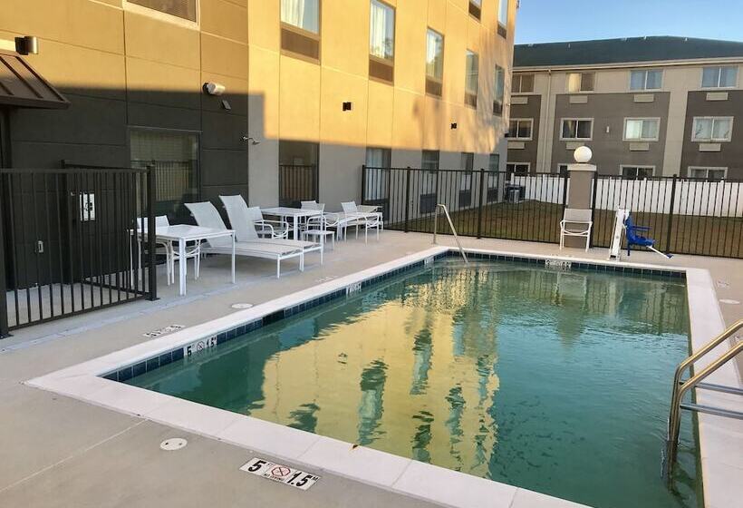 فندق Comfort Inn & Suites