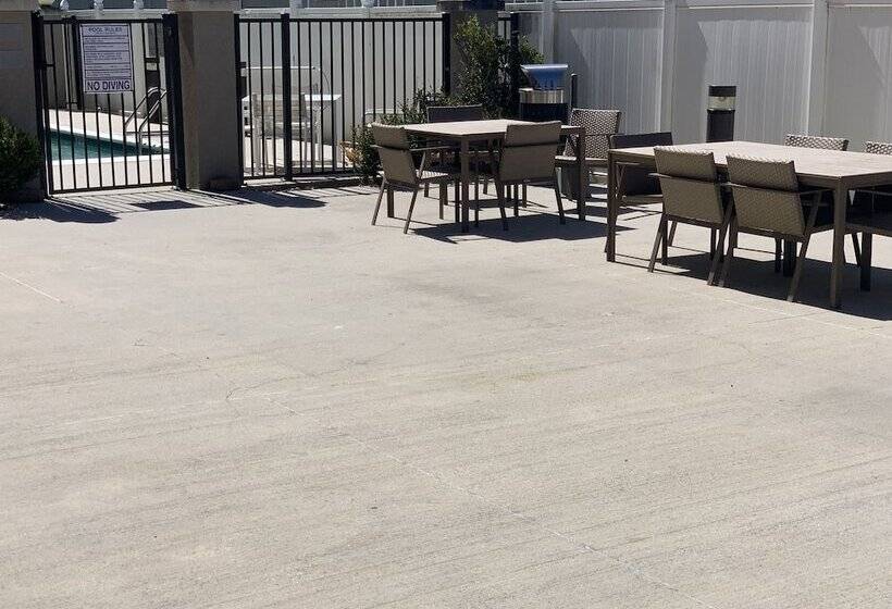 فندق Comfort Inn & Suites