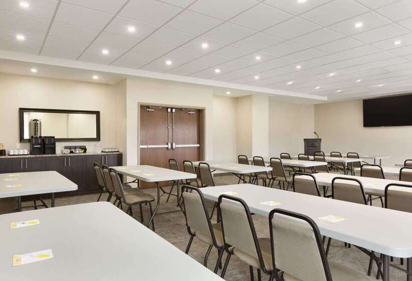 فندق Days Inn & Suites By Wyndham Lindsay