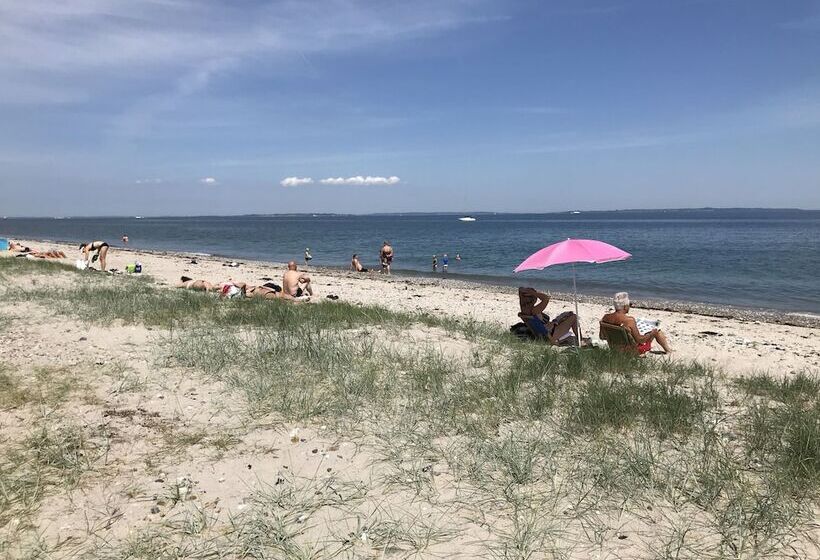 בית מלון כפרי First Camp Ajstrup Strand