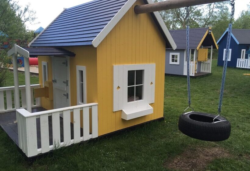 בית מלון כפרי First Camp Ajstrup Strand