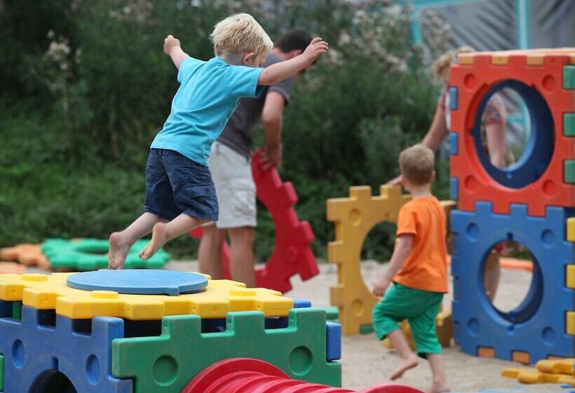 בית מלון כפרי First Camp Ajstrup Strand