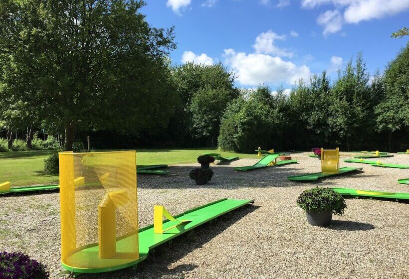 בית מלון כפרי First Camp Ajstrup Strand