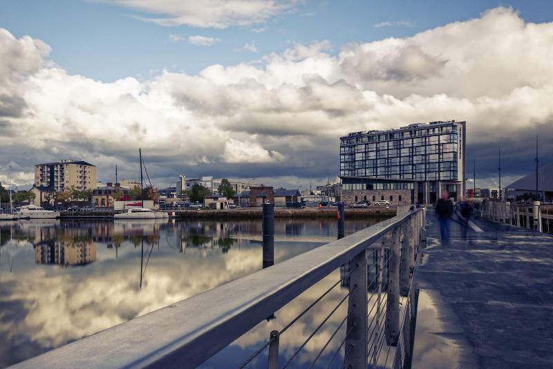 בית מלון כפרי Mercure Cherbourg Centre Port