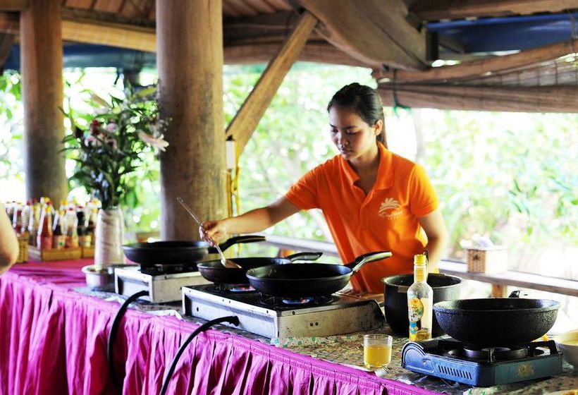 هتل Monkey Island Resort