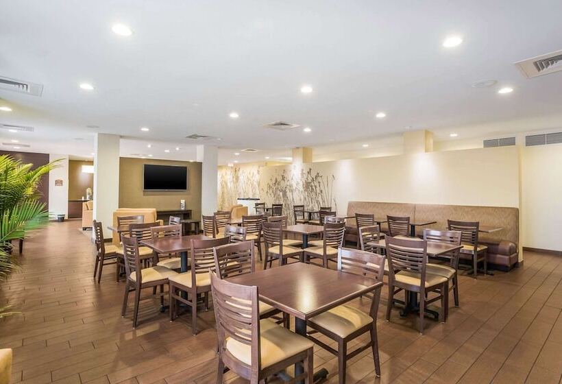 בית מלון כפרי Sleep Inn & Suites Hannibal