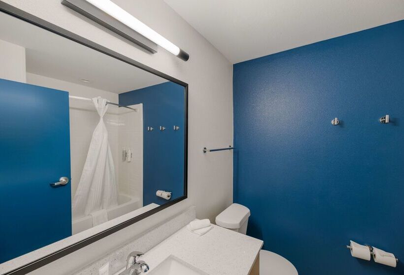 Отель Spark By Hilton Midland South