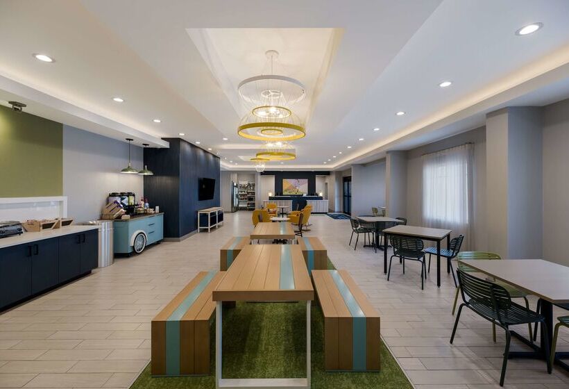 Отель Spark By Hilton Midland South