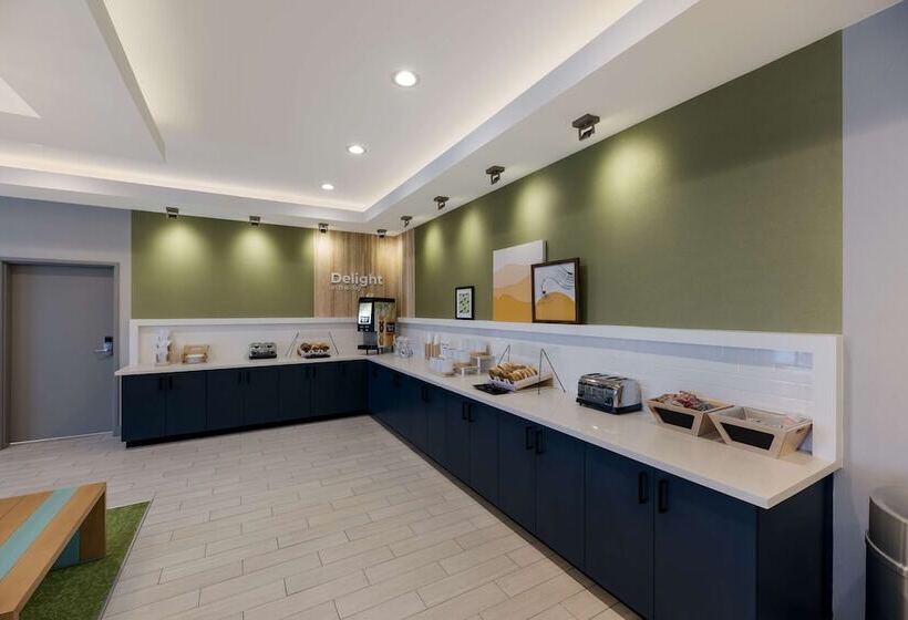 Отель Spark By Hilton Midland South