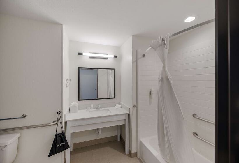 Отель Spark By Hilton Midland South