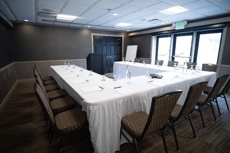 호텔 The Geneva Inn