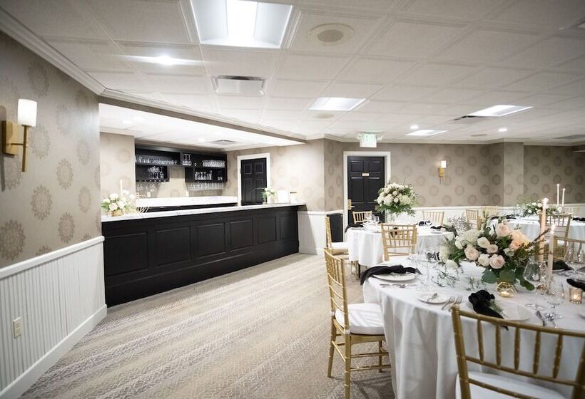 호텔 The Geneva Inn