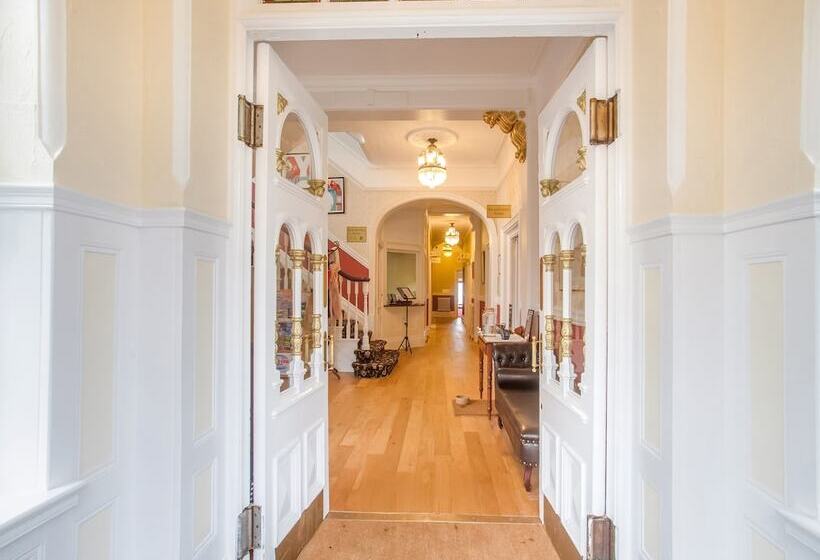 בית מלון כפרי The Manor