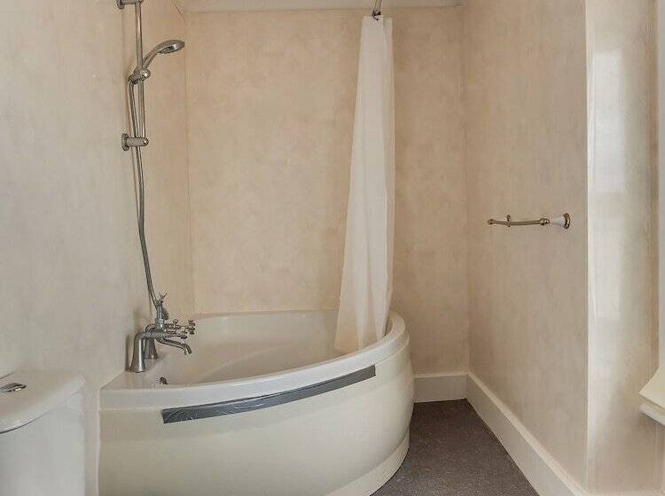 בית מלון כפרי The Manor