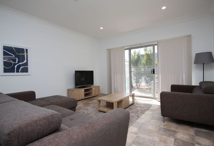 هتل Wallaroo Marina Apartments