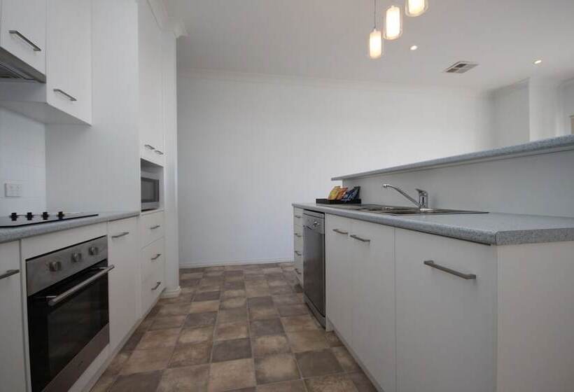 هتل Wallaroo Marina Apartments