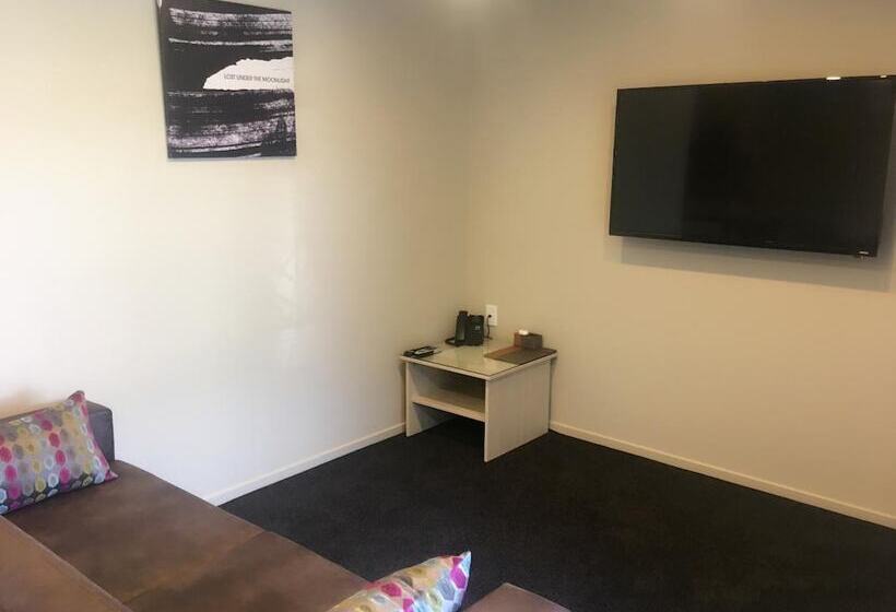 Ellerslie Palms Motel