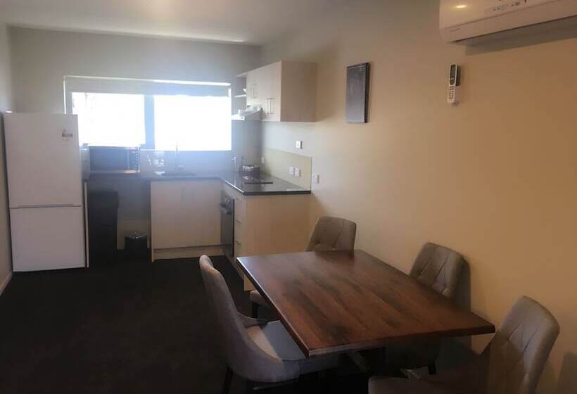 Ellerslie Palms Motel