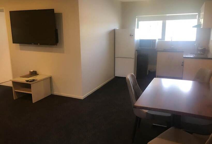 Ellerslie Palms Motel