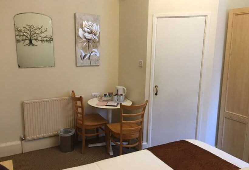 פנסיון Tusker Lodge