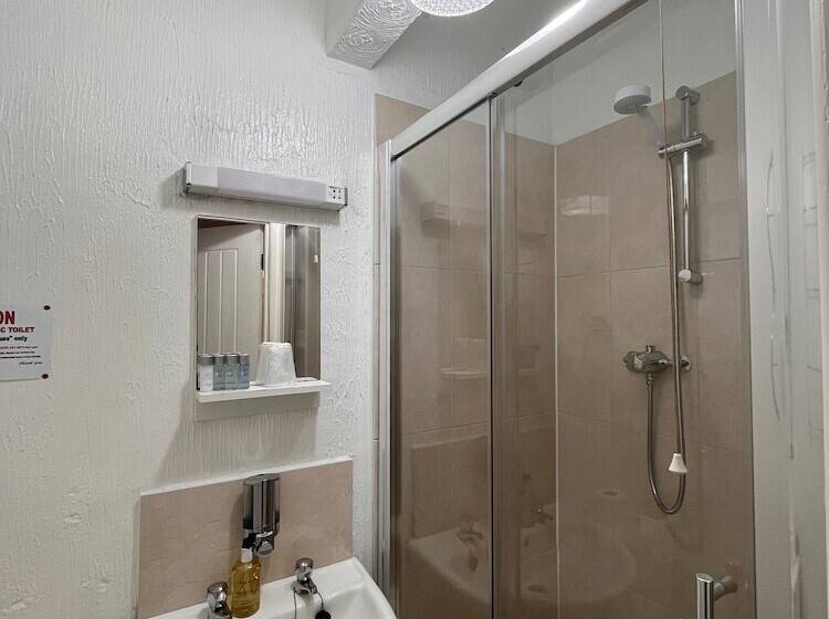 פנסיון Tusker Lodge