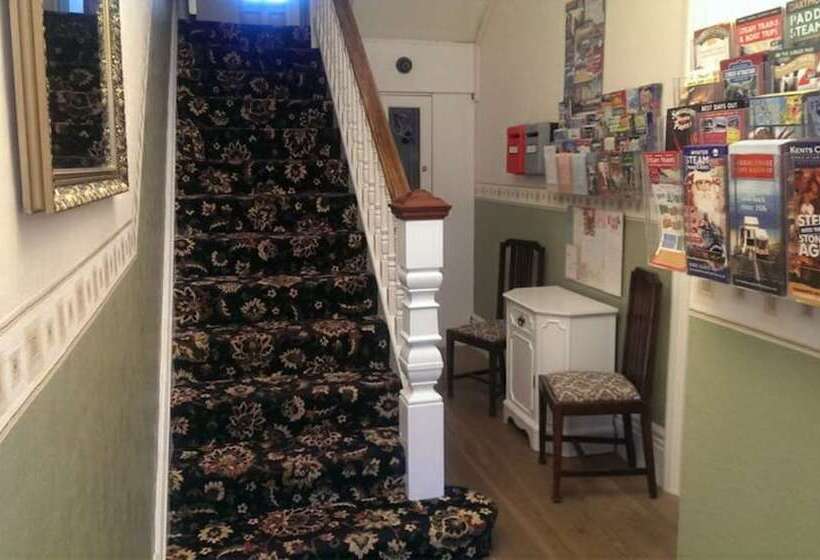 פנסיון Tusker Lodge