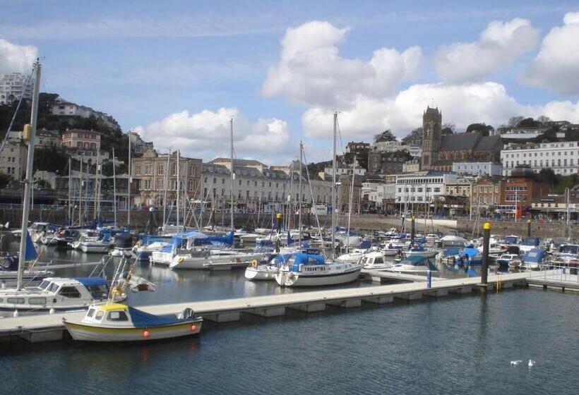 פנסיון Tusker Lodge