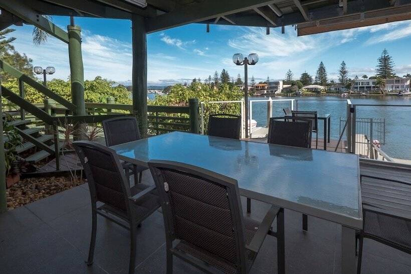 Surfers Hawaiian Holiday Apartments