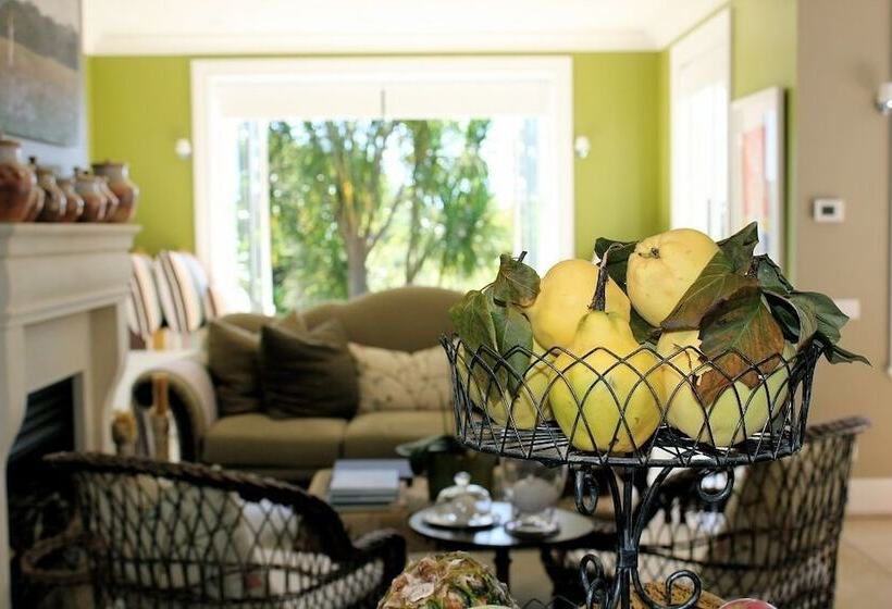 Отель 970 Lonely Bay Lodge