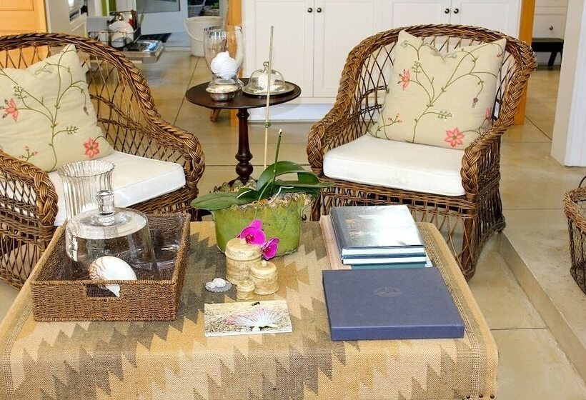 Отель 970 Lonely Bay Lodge