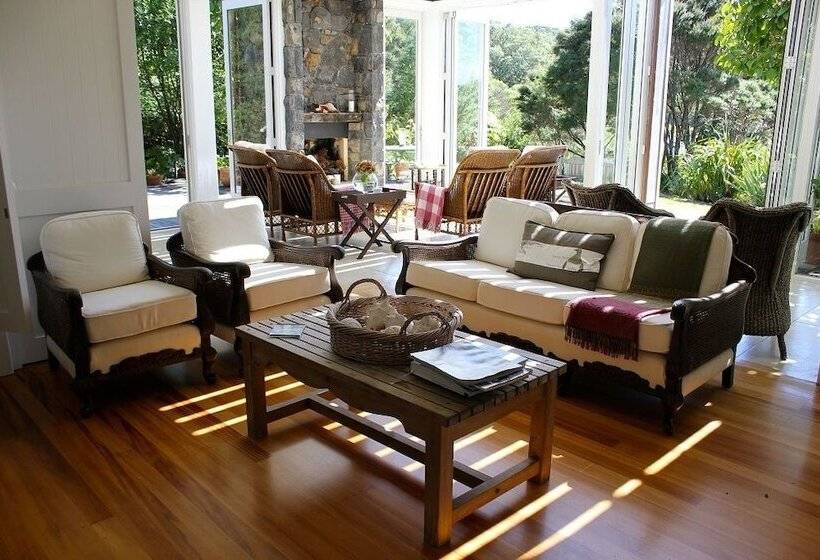 Отель 970 Lonely Bay Lodge