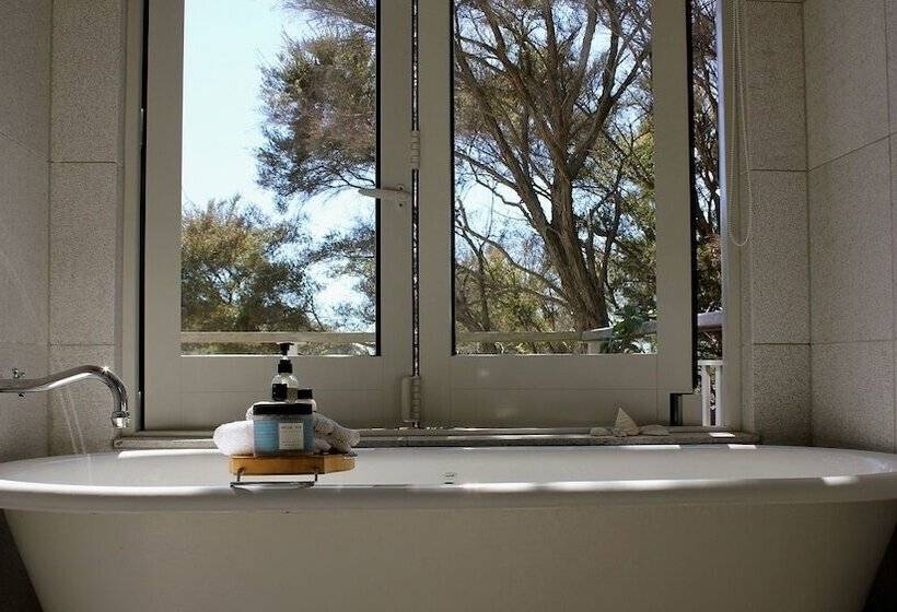 Отель 970 Lonely Bay Lodge