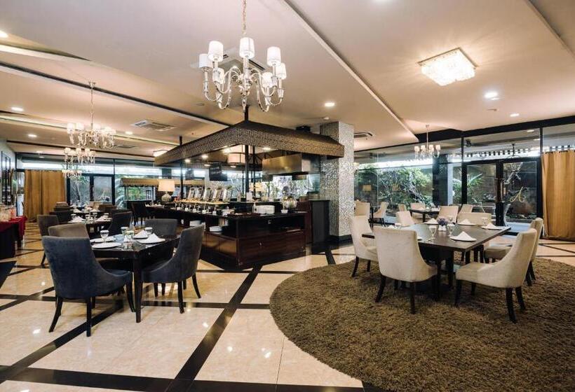 Отель Amaroossa Grande Bekasi