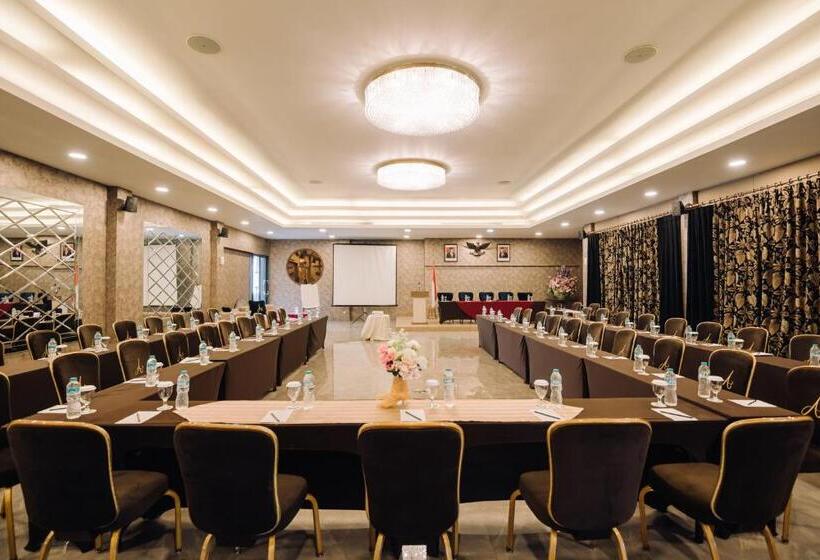 Отель Amaroossa Grande Bekasi