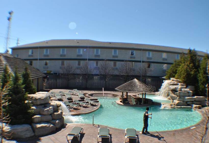 Отель Commodore Resort