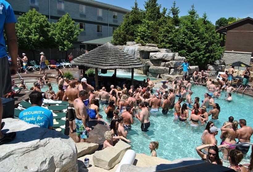 Отель Commodore Resort