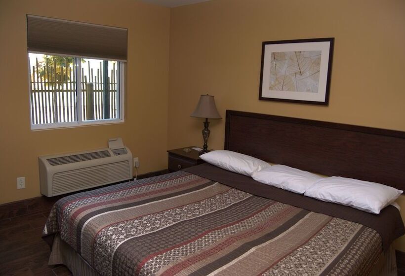 Отель Commodore Resort