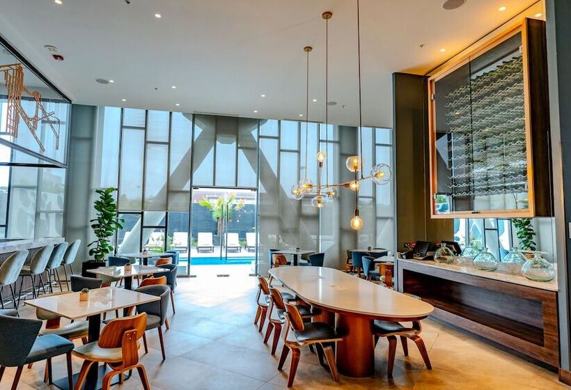 בית מלון כפרי Courtyard By Marriott Santiago Airport