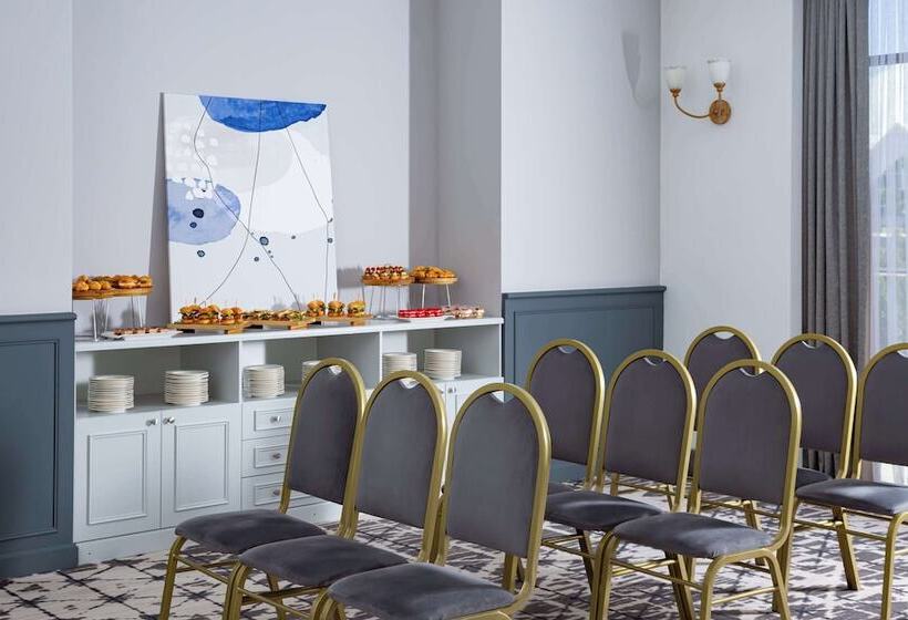 هتل Doubletree By Hilton Shymkent