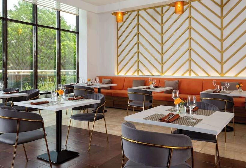 هتل Doubletree By Hilton Shymkent