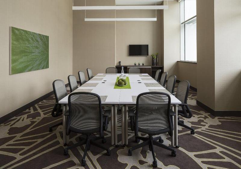 هتل Element By Westin Vancouver Metrotown