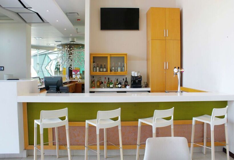 هتل Hampton Inn & Suites By Hilton Aguascalientes Airport