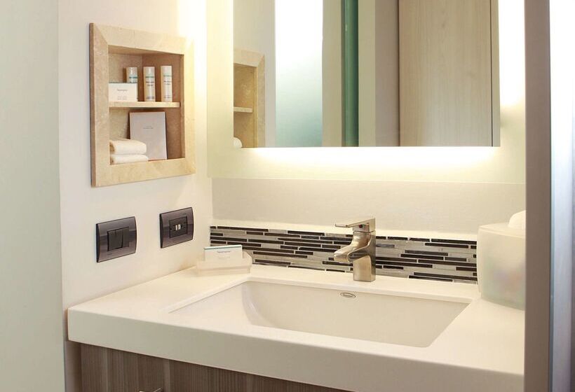 هتل Hampton Inn & Suites By Hilton Aguascalientes Airport