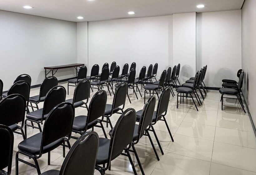 ホテル Golden Tower Express Franca By Fênix Hotéis