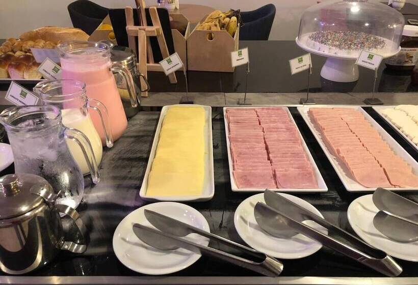 ホテル Golden Tower Express Franca By Fênix Hotéis