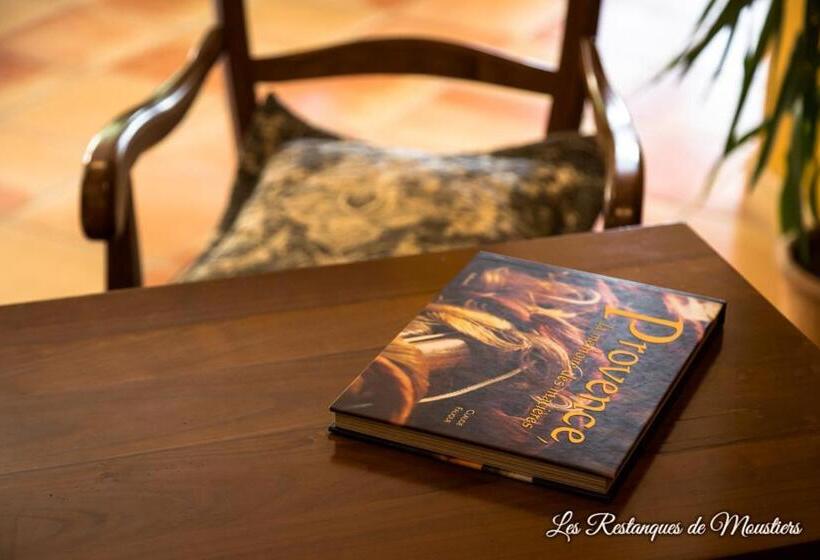 Отель Les Restanques De Moustiers